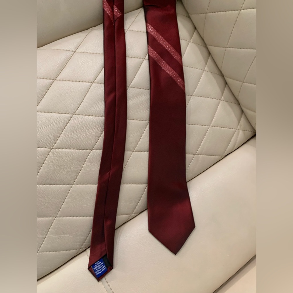 Men’s maroon tie